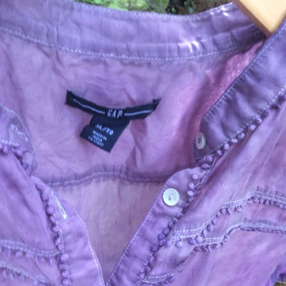 Upcycled Gap shirt ecodyed with local berries - Picture 2 of 3